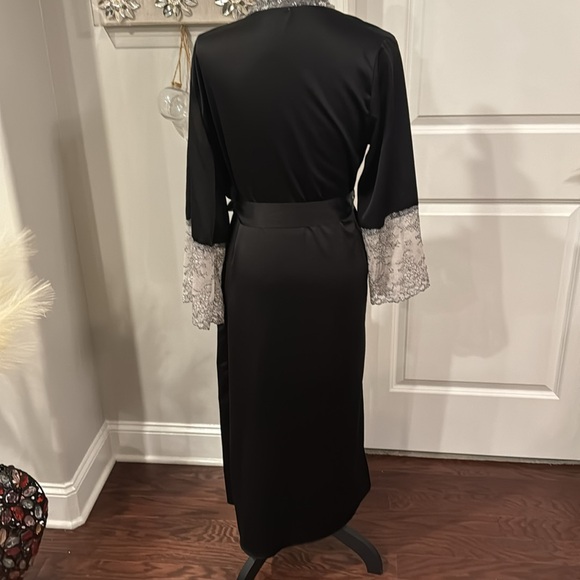 Flora Nikrooz Robe - Picture 5 of 11